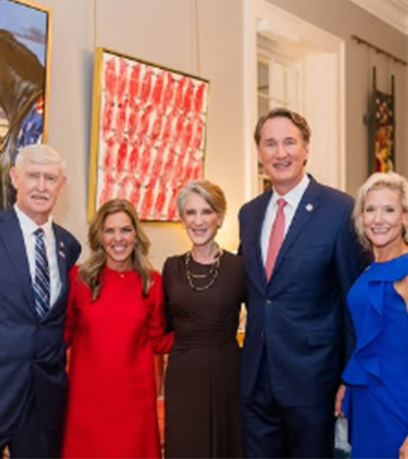 州长和第一夫人在新的退伍军人事务部250 艺术作品前合影。