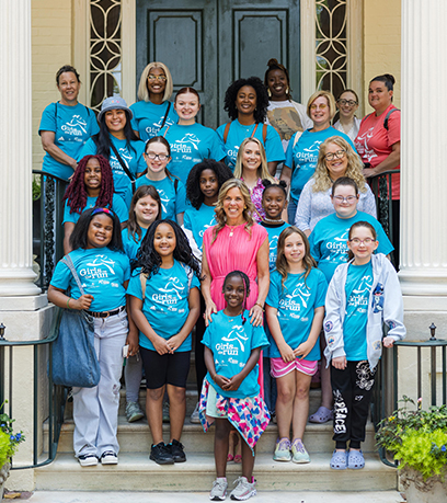 第一夫人与跑步女孩俱乐部合影。