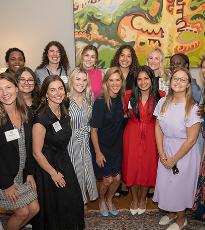 第一夫人与来自2025 研究员计划的女士们在一起