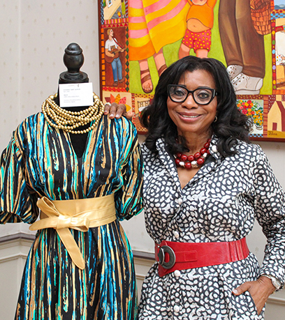 Ukay 站在她的裙子旁边。